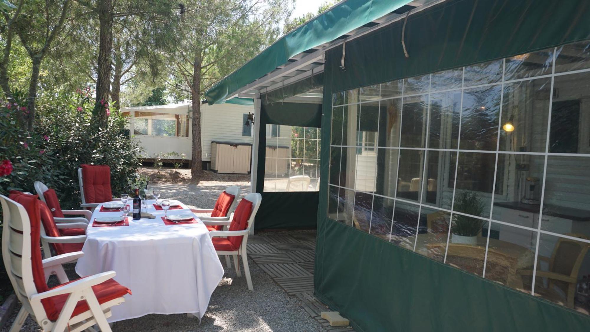Chalets Met Buitenkeuken Op Camping Lei Suves - Joycasa Roquebrune-sur-Argens Habitación foto