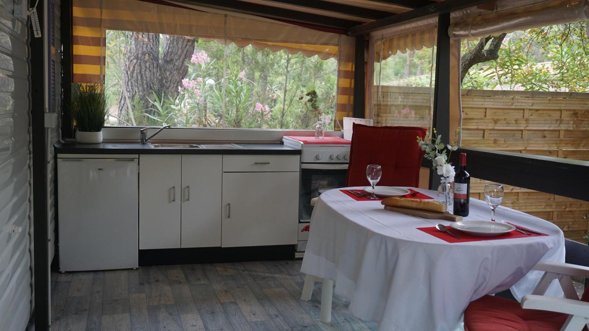Chalets Met Buitenkeuken Op Camping Lei Suves - Joycasa Roquebrune-sur-Argens Habitación foto